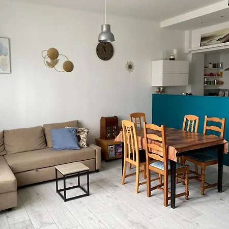 A Cote De La Gare Apartment *
