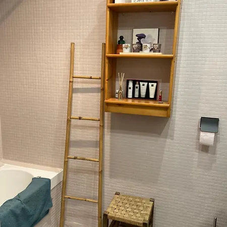 A Cote De La Gare Apartment *